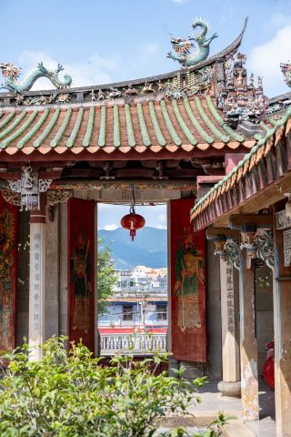 Fengshan guards the town, the censer carries the legacy of the Kui Gorge, and thus begins the story of Guankou.