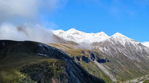 A hidden church beneath the snow-capped mountains — traveler post in Ananuri