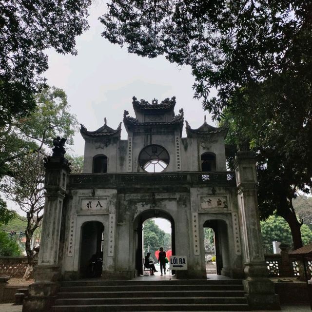 🇻🇳ベトナム ハノイ "クアンタン寺(鎮国寺)" 厳かな寺、重厚感ある4トンの銅像が特徴的