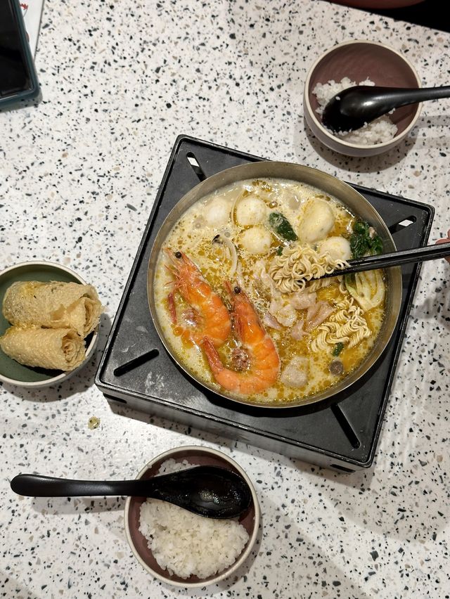 Flavorful white curry hotpot!! 🥘🤤