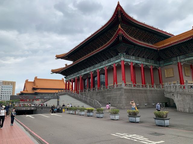 台湾　台湾観光　超巨大な敷地＆建物の国立中正紀念堂に圧倒された！