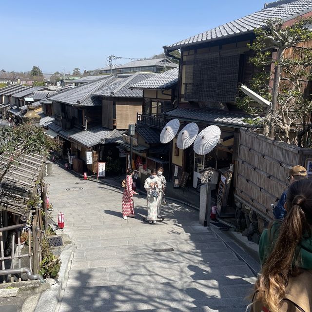 夏の京都をゆかたで街並みを歩く、祇園で美味しく食べ満喫しよう！