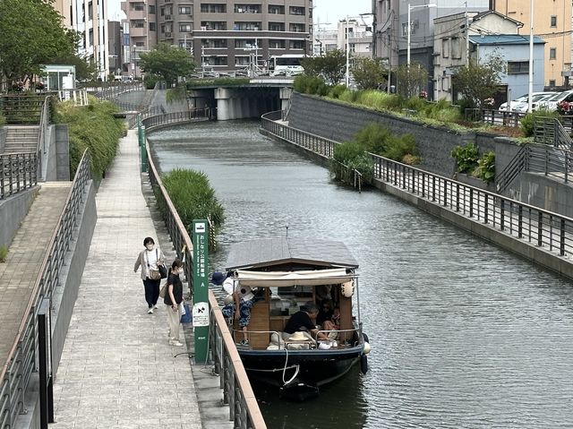 東京・押上。スカイツリーを見上げる『北十間川』と『墨田区おしなり公園』 