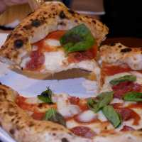 排名最高的Pizza名店，食物不算驚艷，但環境真一般  
