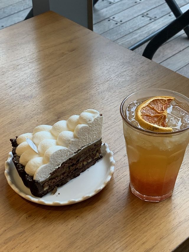 거제 | 건축미가 넘치는 ’블랙업커피‘ 🩶