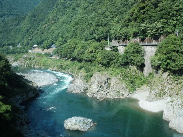 四國景點！日本三大秘景之一，大步危，大步踏過祖谷藤蔓橋🌉