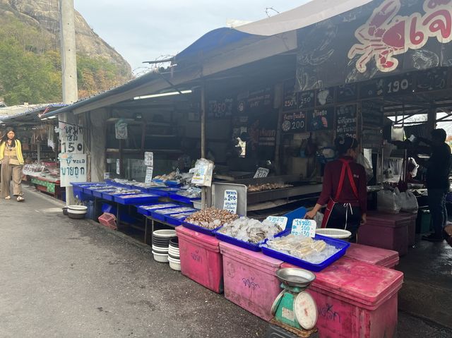 ตลาดชุมชนทางขึ้นวัดเขาตะเกียบ