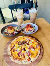 📍屯門碼頭海濱cafe☕️好食又好chill😚漫活之選✅必點手撕德國鹹豬手薄餅🍕+雲尼拿雪糕加百利甜酒🍨