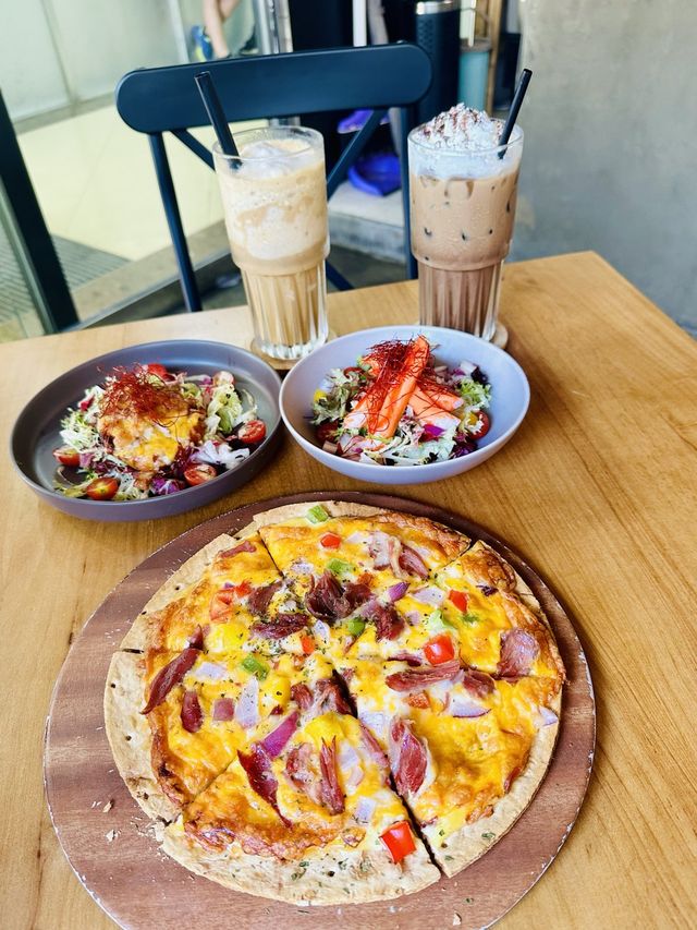 📍屯門碼頭海濱cafe☕️好食又好chill😚漫活之選✅必點手撕德國鹹豬手薄餅🍕+雲尼拿雪糕加百利甜酒🍨