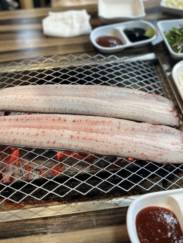 🇰🇷首爾弘大｜新鮮原條炭燒鰻魚🐟