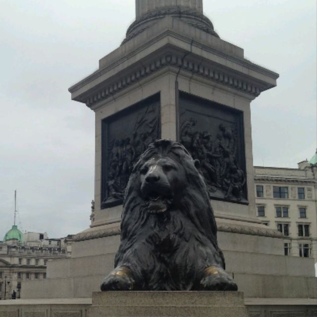 ロンドン観光　ピカデリー・サーカス付近　トラファルガー広場　ネルソン総督像とライオンの像　