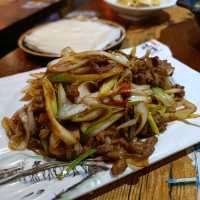 「銅鑼灣川菜，藤香雞$66」