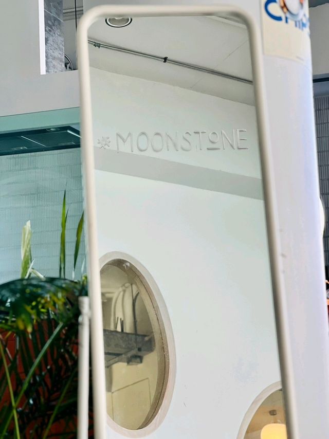 Moonstone คาเฟ่ริมทะเล​ภูเก็ต​