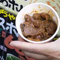 『肉のカブモト』鉄板で焼くアツアツのホルモン焼き