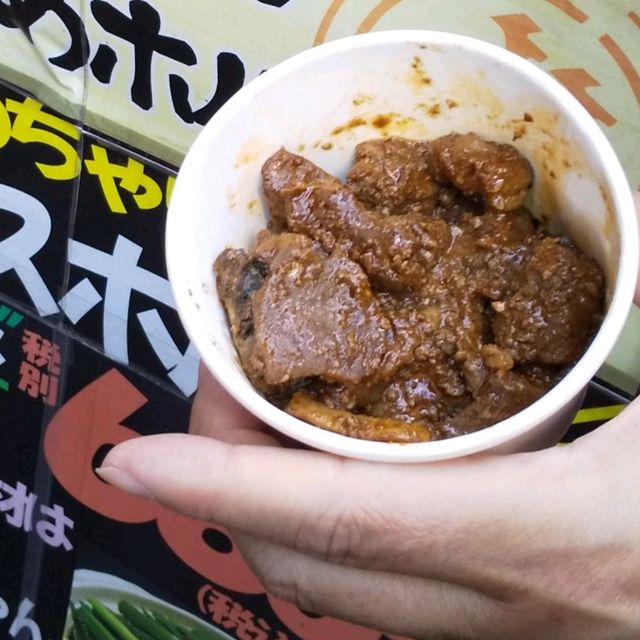 『肉のカブモト』鉄板で焼くアツアツのホルモン焼き