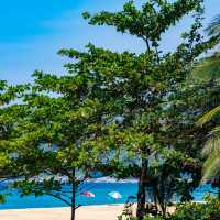 หน้าร้อนทะลสีฟ้าที่ หาดกะรน จ.ภูเก็ต