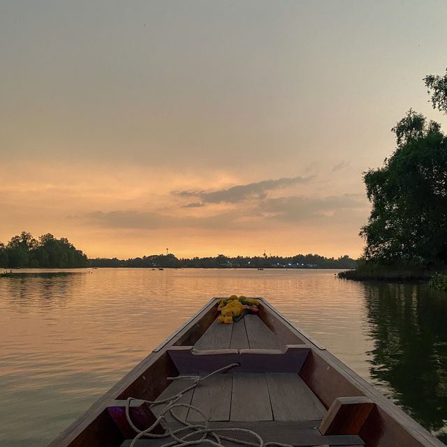 ล่องเรือ ชมหิ่งห้อยแม่น้ำตาปี ยามเย็น