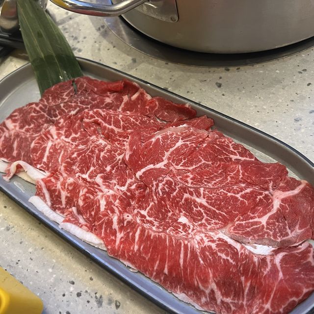 舒適闊落。近百款食材之火鍋放題店
