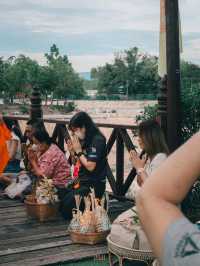 ใส่บาตรสะพานบุญรับอรุณสุโขทัย