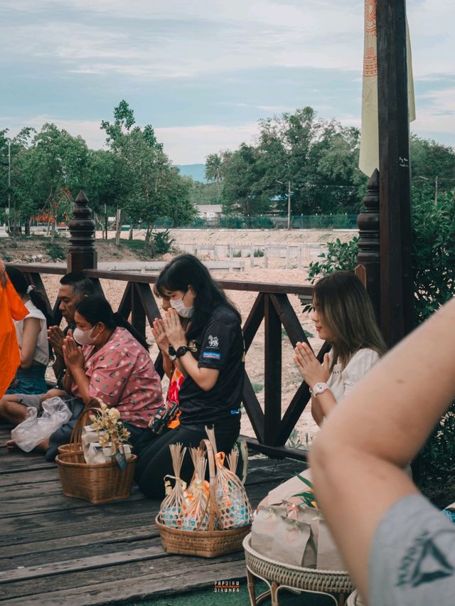 ใส่บาตรสะพานบุญรับอรุณสุโขทัย