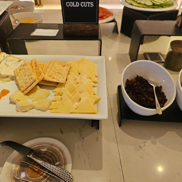 「萬宜酒店Momo cafe生蠔環球海鮮晚餐，網上預購優惠只需三百多元一位」