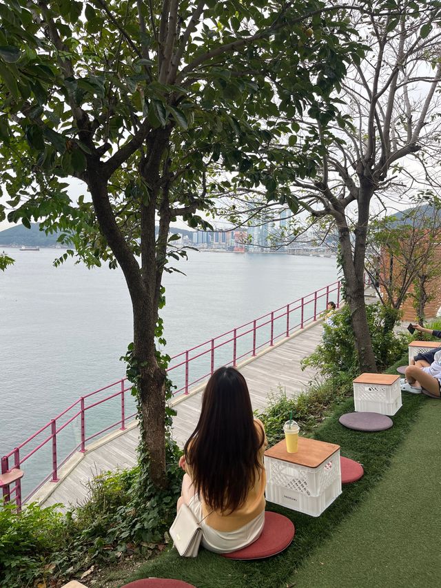 부산 영도 흰여울문화마을에 위치한 바다뷰 카페
