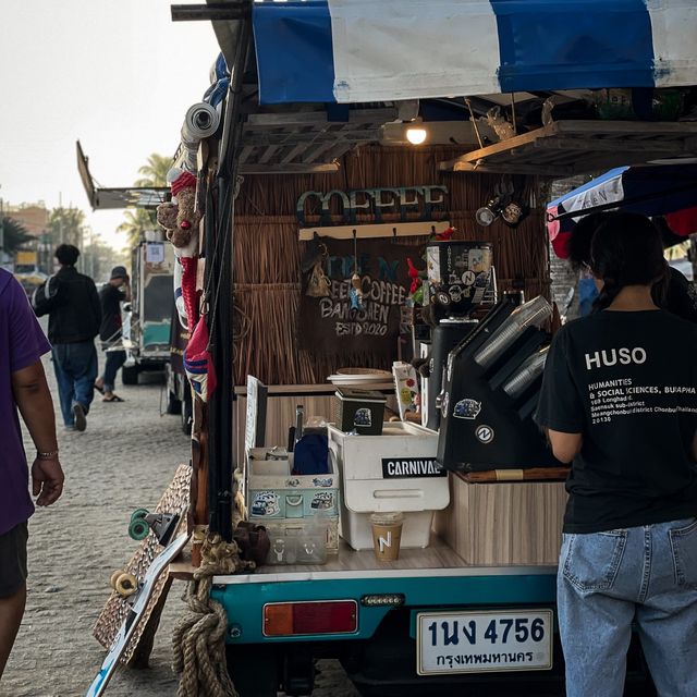 ร้านกาแฟบนรถกระป้อ ริมหาดบางแสน  🚙☕️🏖️