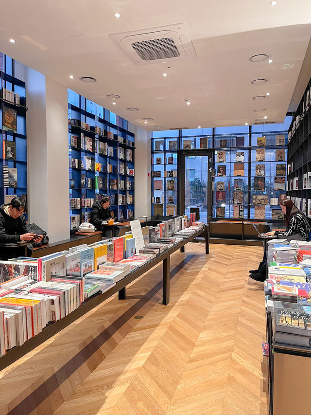 책과 함께하는 편안한 신상 데이트스팟📚