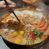 一鍋兩食！超大盆冬蔭海鮮麵鍋．點料變火鍋