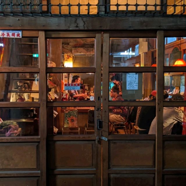 菜市場二樓的神秘小天地，滿滿港式復古風：秘氏咖啡