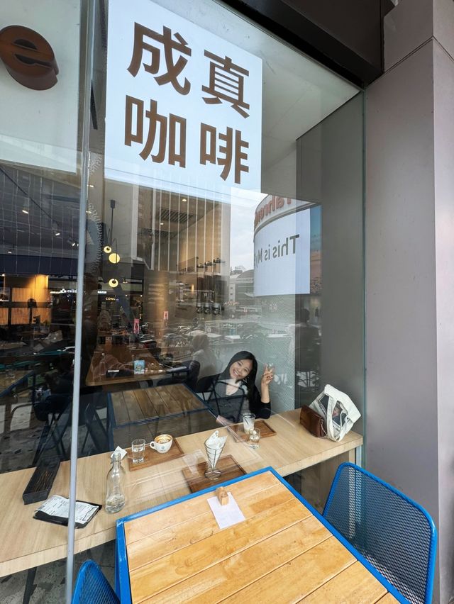 Cafe with Pavillion KL view 🛍️🛒