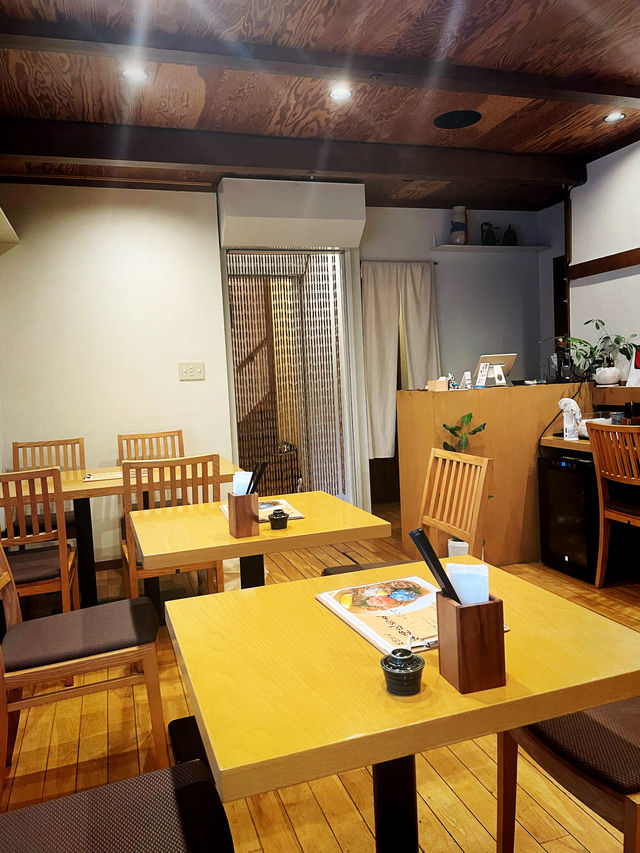 【神奈川県/極楽寺　お蕎麦の上にある色鮮やかな紫陽花&レモンをかけて色の変化も楽しめる】