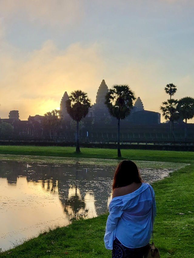 Worth it to wake up crack of dawn! Sunrise in Angkor Wat is a must to do🌅