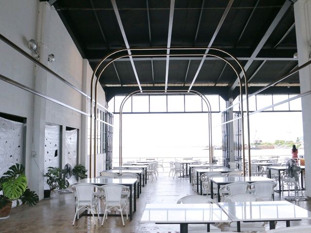 ทานกาแฟริมน้ำที่ Winkin Scintilla 