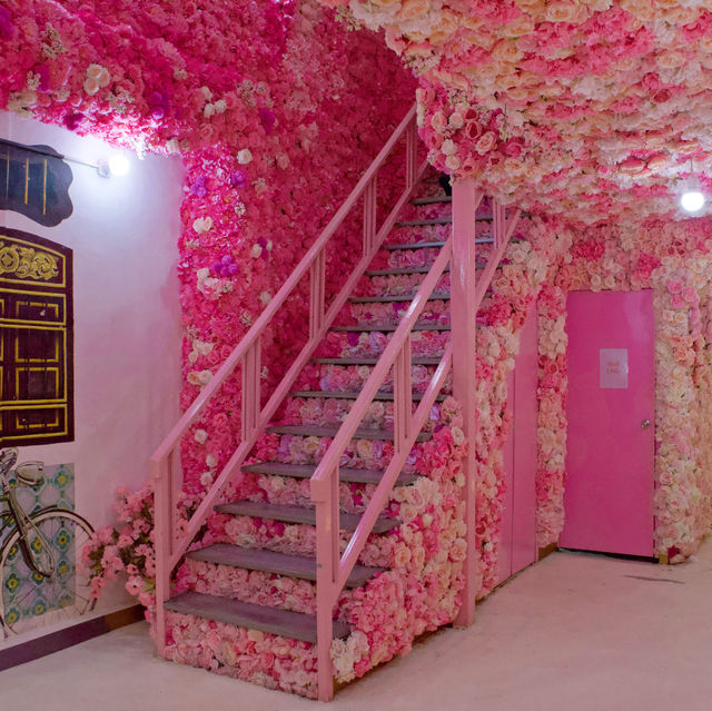 คาเฟ่ที่ตกแต่งดอกไม้ทั้งร้านสีสันสวยงามมากภูเก็ต คาเฟ่ที่ตกแต่งดอกไม้ทั้งร้านสีสันสวยงามมากภูเก็ต