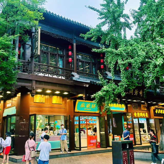 【南京】夫子廟：匯集眾多特色小吃和手工藝品的古街