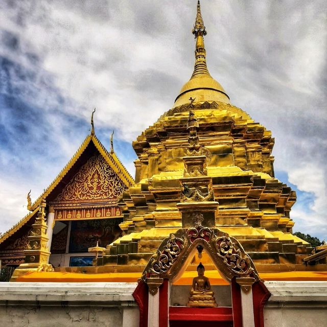 สักการะพระธาตุจอมแว่ 1ในพระธาตุ 9 จอม