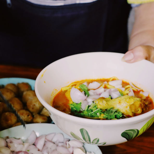 ข้าวซอยไก่ น้ำเงี้ยว ป้าศรีไว