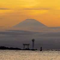 【8月好去處】一色海水浴場：富士山背景下的浪漫海灘，享受海上嬉戲的樂趣！🏖️🌊