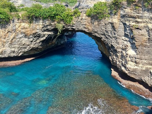「天仙裂痕，破碎沙灘」：印尼巴釐島佩妮達島的奇幻景點，近似蘇格蘭高地