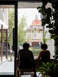 จิบกาแฟริมคลอง พร้อมชมวิวภูเขาทอง