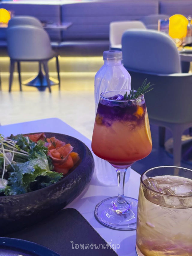 Rooftop bar ตีมอวกาศ ต้องที่ Sola Luna 🪐