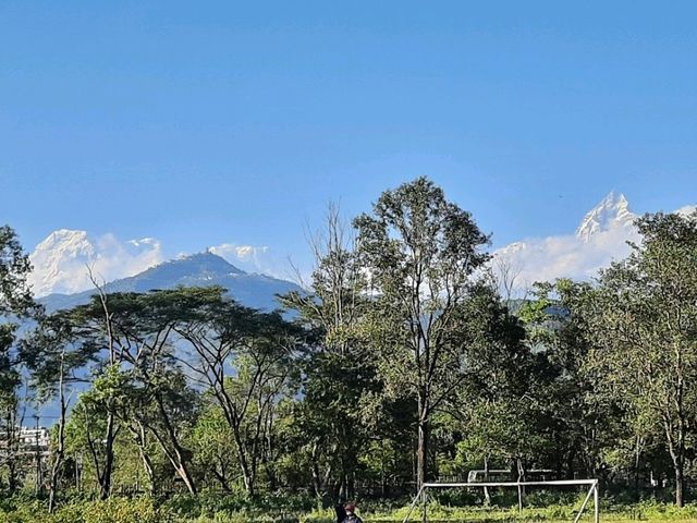 「博卡拉費瓦湖畔街道雪山🏔️魚尾峰美景，見到就會好運降臨」