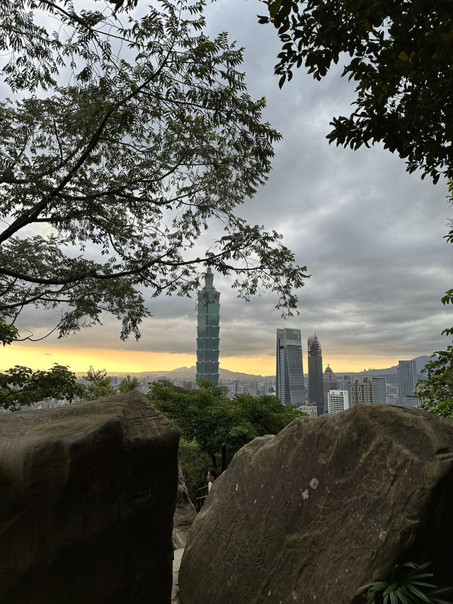 Nature Meets Skyline: Explore Si-Shou Shan & Xiang Shan’s Hidden Trails