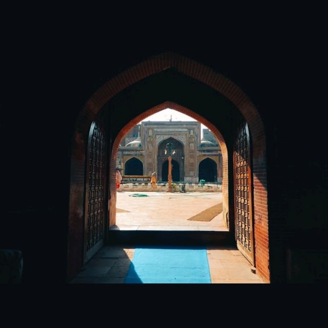  VISITING WAZIR KHAN MOSQUE.