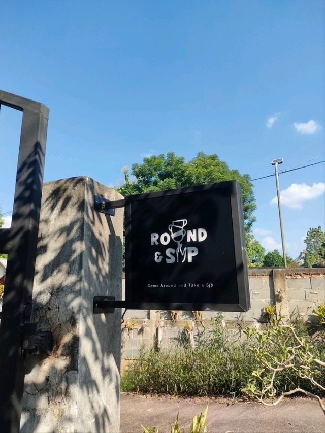 Round and Sip Café 