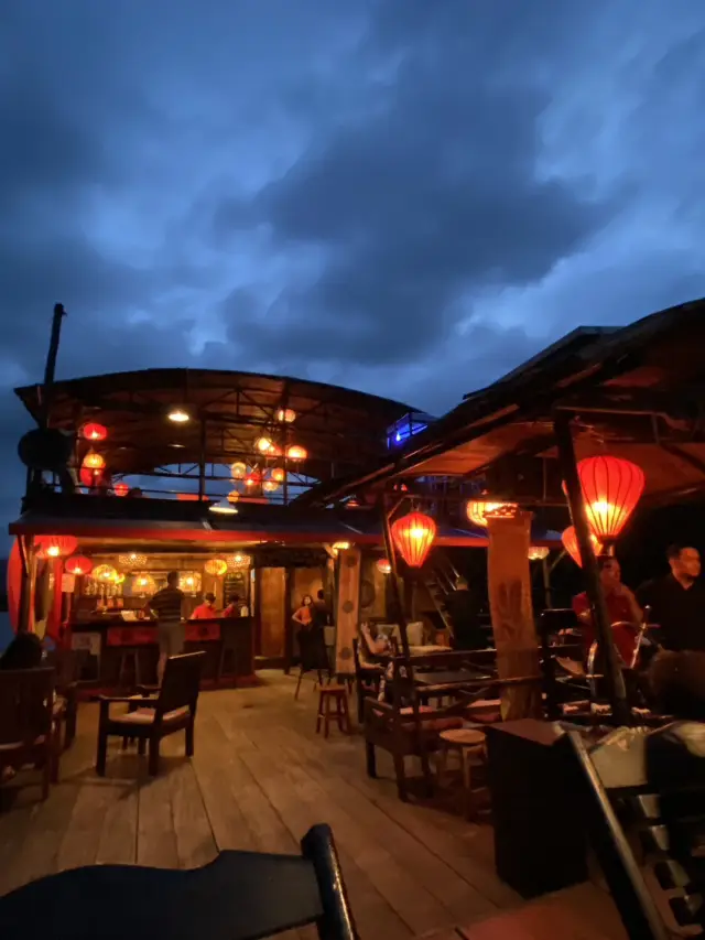 การล่องเรือชมพระอาทิตย์ตกที่แม่น้ำโขง: การหลบหนีในช่วงเวลาทองคำ