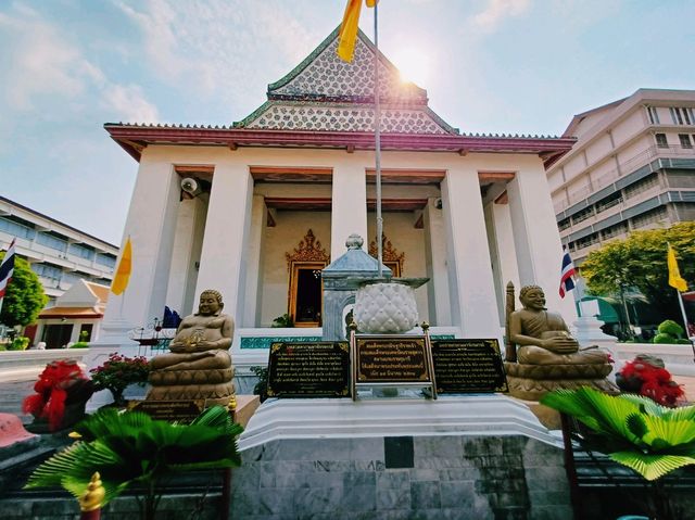 泰國曼谷皇家古跡寺廟景點:Wat Nang Nong，白色莊嚴肅穆建築，適合打卡拍照📸