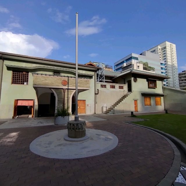 高雄市區內的日式古蹟，坐在榻榻米上吃和菓子