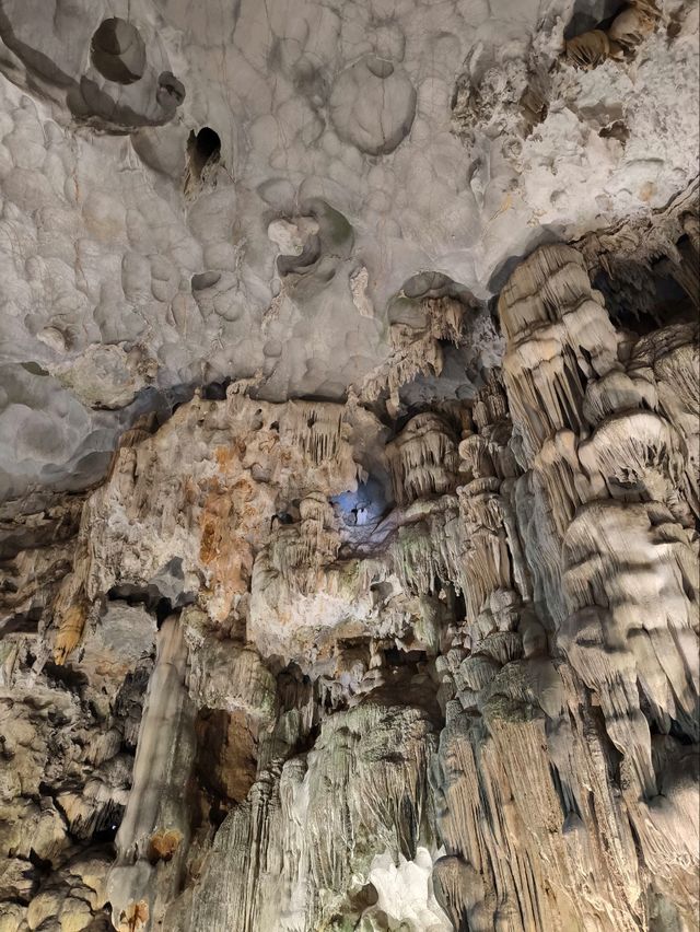 Ha Long Bay: Island Hopping & Cave Discoveries